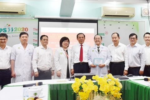 Lãnh đạo TP.HCM thăm, chúc mừng các thầy thuốc tiêu biểu