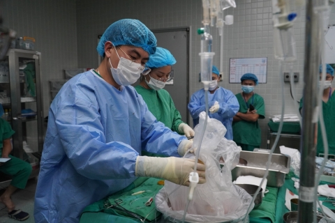 Trong “bão khó khăn”: Hai bệnh viện hạng đặc biệt vẫn trắng đêm ghép tạng xuyên Việt