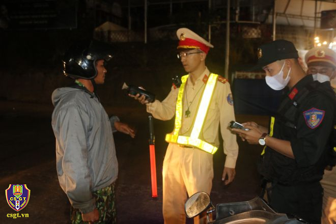 CSGT Công an Đắk Nông thức trắng đêm xử lý “ma men”