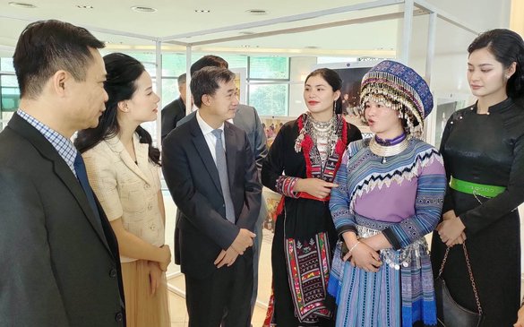 Chung tay thực hiện chính sách hỗ trợ cô đỡ thôn bản
