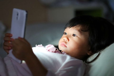Trẻ em Việt Nam được sử dụng điện thoại sớm 4 năm so với thế giới