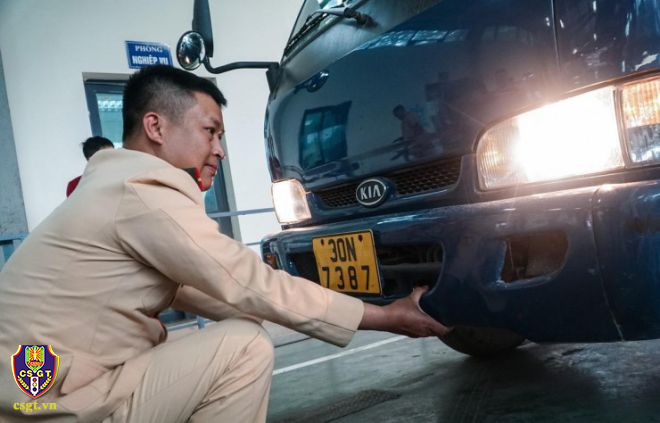 Câu chuyện hỗ trợ các trung tâm đăng kiểm của 50 chiến sĩ CSGT
