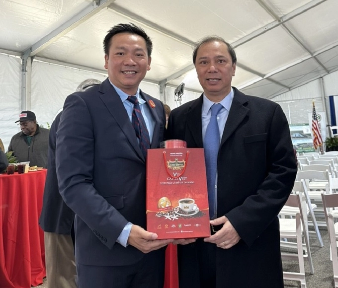Đại diện King Coffee chụp hình lưu niệm cùng ông Nguyễn Quốc Dũng, Đại sứ Việt Nam tại Mỹ