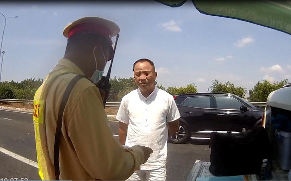 Mua giấy phép lái xe, thẻ nhà báo giả trên mạng để đối phó với CSGT
