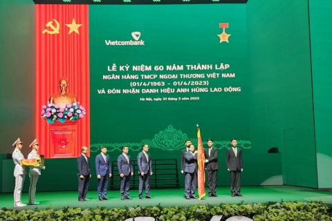 Thủ tướng Phạm Minh Chính trao danh hiệu Anh hùng lao động cho Vietcombank