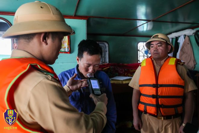 Cảnh sát đường thủy kiểm tra nồng độ cồn với hàng loạt tàu trên sông Đuống