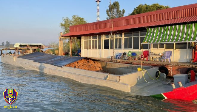Cảnh sát đường thủy An Giang ngăn chặn nhiều phương vận chuyển đất không hóa đơn chứng từ