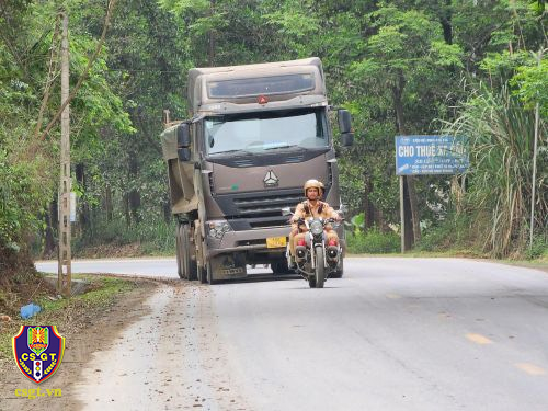 CSGT tuần tra lưu động trên QL70 để “ trị xe quá tải”