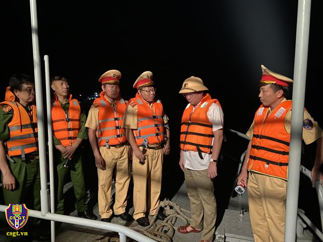 Huy động lực lượng Cảnh sát đường thủy tham gia tìm kiếm nạn nhân vụ rơi máy bay trực thăng Bell 505