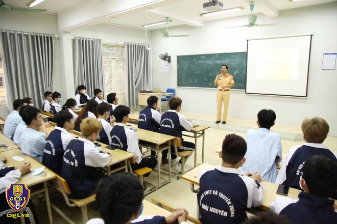 CSGT Thái Nguyên tuyên truyền, phổ biến, giáo dục pháp luật trong trường học