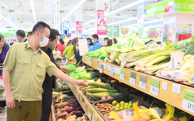 Tăng cường kiểm tra, giám sát hàng thực phẩm lưu thông trên thị trường