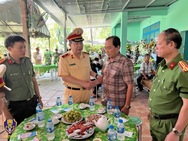 Đoàn công tác Cục CSGT chia sẻ, động viên thân nhân gia đình Trung tá CSGT Nguyễn Xuân Hào