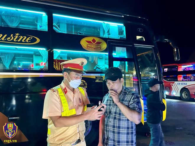 CSGT đo nồng độ cồn, vận động tài xế ký cam kết tại bến xe