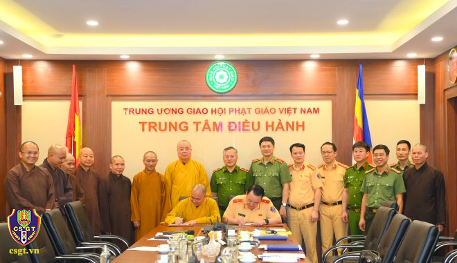 Ký Kế hoạch tuyên truyền pháp luật TTATGT trong tăng ni, phật tử