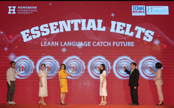 Đại học Quốc tế Hồng Bàng tặng khóa học IELTS cho tân sinh viên