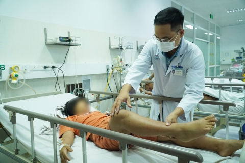 3 bệnh nhi sụp mi mắt, suy hô hấp nghi ngộ độc Botulinum do ăn giò lụa bán dạo