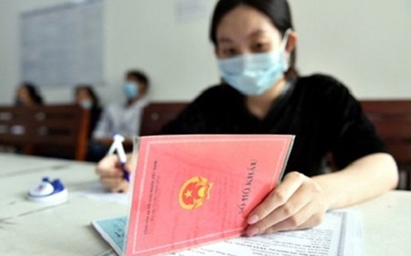 Các trường không được bắt người dân trình sổ hộ khẩu, sổ tạm trú