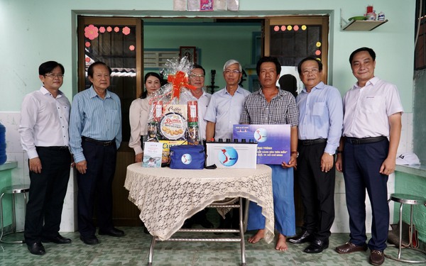 Chương trình 'Cùng ngư dân thắp sáng đèn trên biển' đến với huyện Cần Giờ