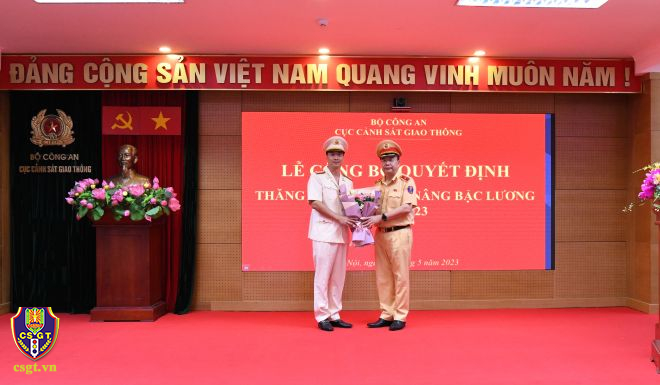 Cục CSGT tổ chức thăng cấp bậc hàm, nâng bậc lương cho cán bộ, chiến sĩ năm 2023
