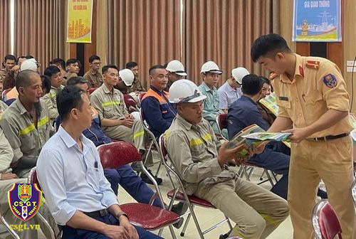 Tuyên truyền về trật tự, an toàn giao thông cho 170 cán bộ, công nhân viên