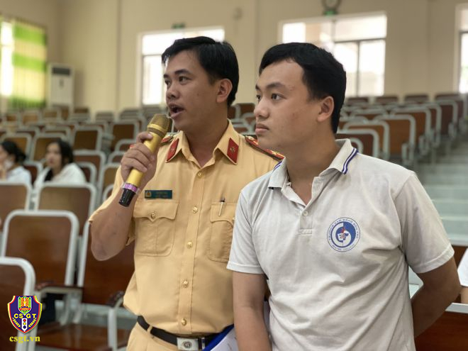 Tổ chức thi tìm hiểu kiến thức pháp luật về giao thông và hướng dẫn lái xe toàn toàn cho sinh viên
