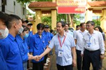 Cán bộ coi thi tăng cường nhắc nhở thí sinh không mang thiết bị công nghệ cao vào phòng thi