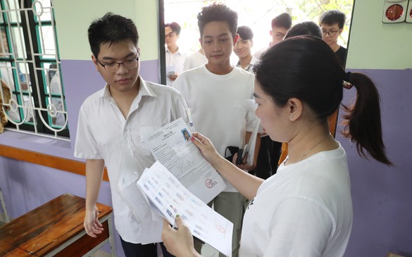 Lọt đề thi tốt nghiệp THPT môn Toán, Văn: Đình chỉ 2 thí sinh và nhiều cán bộ coi thi