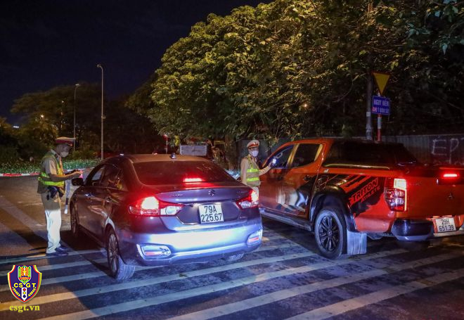 CSGT Đắk Lắk xử lý xe quá tải đi vào đường 10 tấn