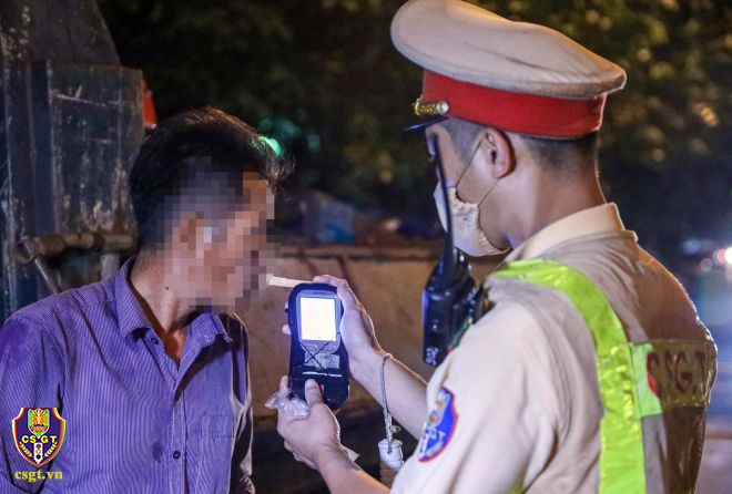 CSGT “tóm gọn ma men” lái xe hết hạn đăng kiểm 6