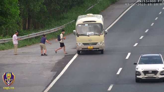 Phạt lái xe 22 triệu đồng vì đón trả khách trên cao tốc