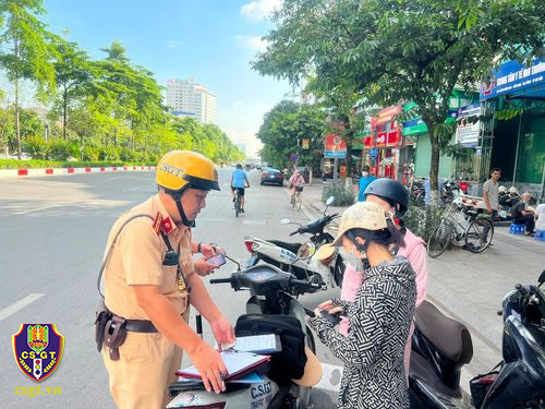Xử phạt phương tiện đi ngược chiều gây nguy hiểm trên phố Hà Nội