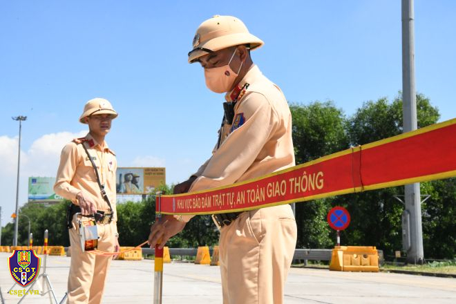 CSGT làm việc giữa trời hè nắng nóng