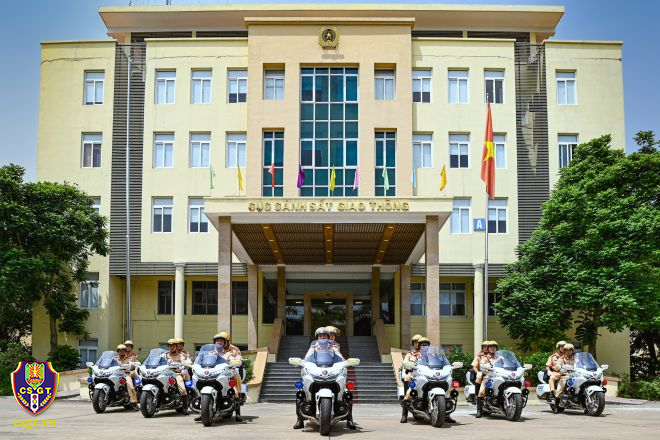 Cục CSGT bàn giao siêu mô tô cho công an 11 tỉnh, thành phố phục vụ dẫn đoàn