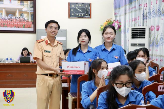 Thái Nguyên: Gần 200 giáo viên, học sinh được tuyên truyền, phổ biến pháp luật về TTATGT