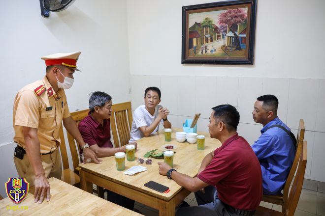 CSGT chuyển tải thông điệp: 'đã uống rượu bia không lái xe' tại quán nhậu