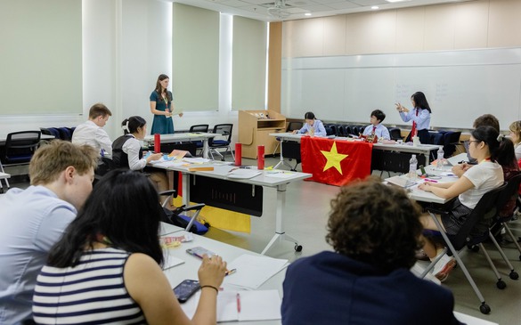 Đội tuyển Việt Nam vào tứ kết cuộc thi tranh biện lớn nhất thế giới