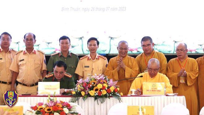 Tăng ni, phật tử tham gia bảo đảm trật tự an, toàn giao thông