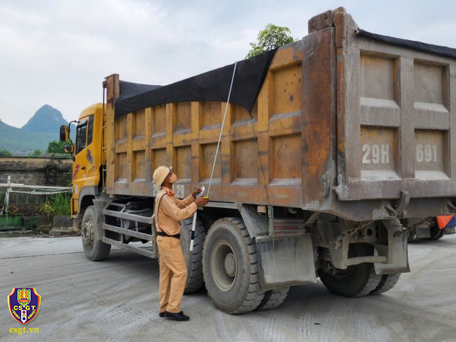 CSGT Hoà Bình mạnh tay xử lý xe tải 