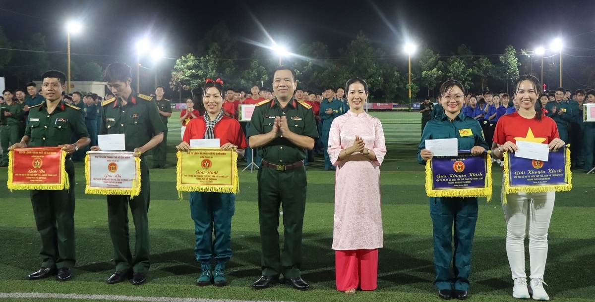 Đại tá Hoàng Văn Tuấn, Phó Chủ nhiệm Chính trị Bộ Tư lệnh TP. Hồ Chí Minh và Ths Dương Thị Hoài Thương, Trưởng phòng Nghệ thuận quần chúng, Trung tâm Văn hóa TP. Hồ Chí Minh trao giải cho các đội