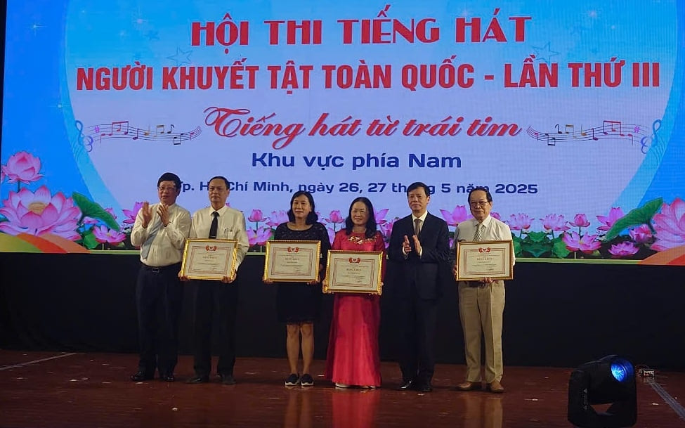 Ban tổ chức trao giấy khen cho 4 đoàn vì có nhiều đóng góp và tham gia tích cực cho hội thi