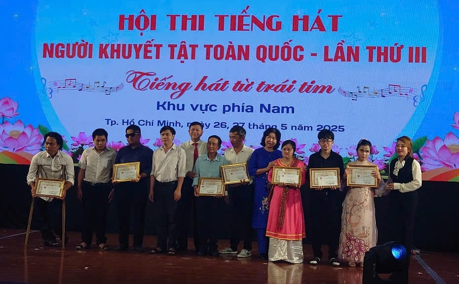 Ban tổ chức trao giấy khen cho 7 giải Bạc tiết mục