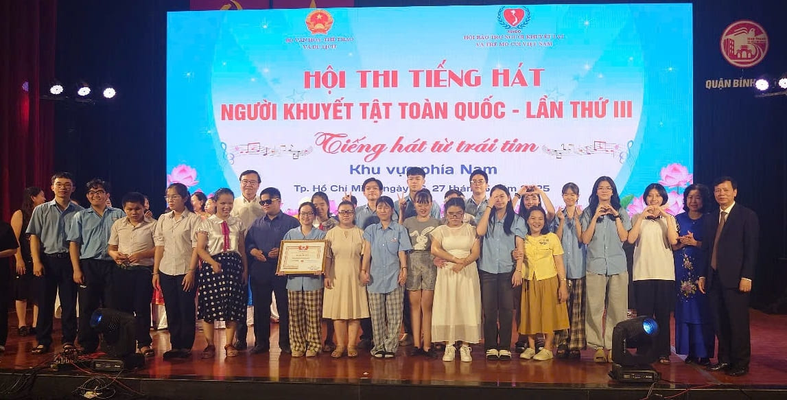 Ban tổ chức trao giải Nhất toàn đoàn cho đoàn TP. Hồ Chí Minh