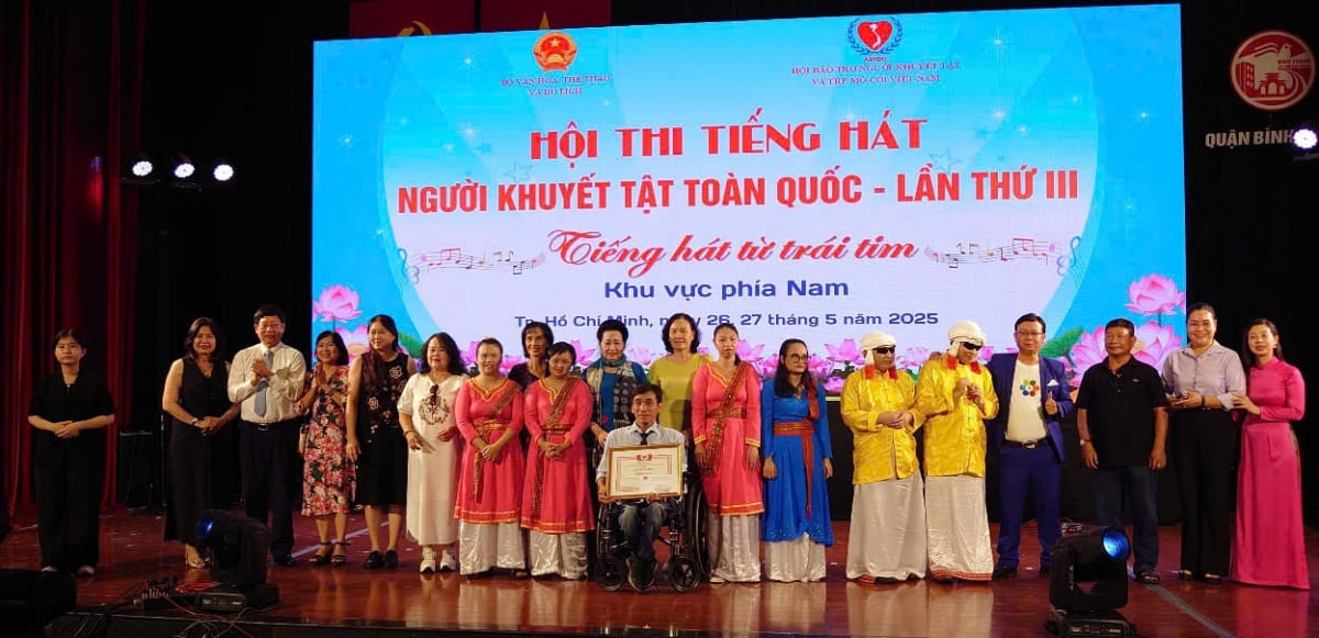 Ban tổ chức trao giải Nhì toàn đoàn cho đoàn Bình Thuận