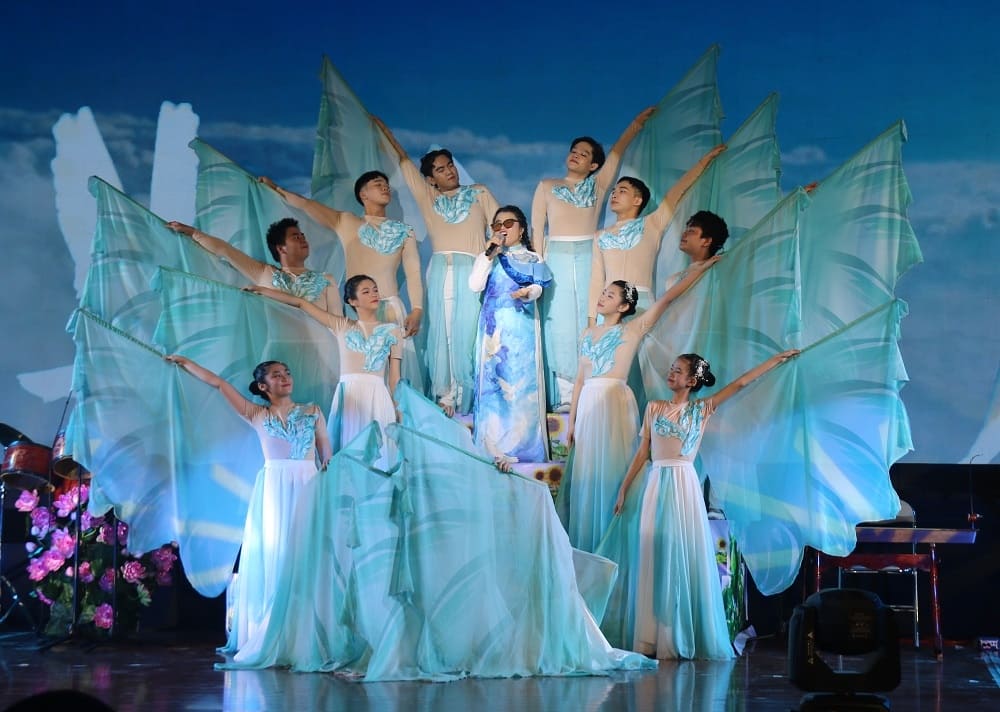 Hội thi tiếng hát người khuyết tật toàn quốc lần thứ III – vòng thi khu vực phía Nam Đoàn TP Hồ Chí Minh dành giải Nhất với chủ đề “Sống như những đóa hoa”