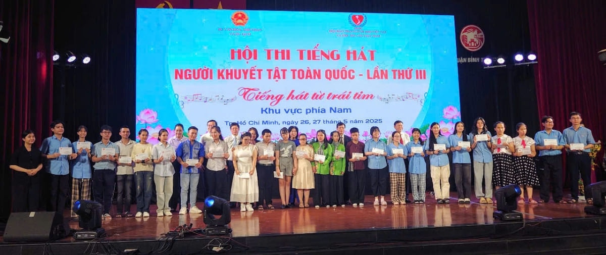 Trao tặng quà cho các em có hoàn cảnh khó khăn