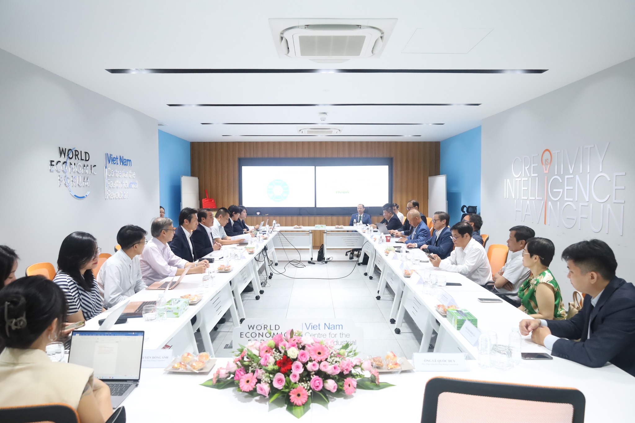 Toàn cảnh buổi làm việc giữa HCMC C4IR, HGBA và SACA. Ảnh: Ngọc Hạ/HCMC C4IR