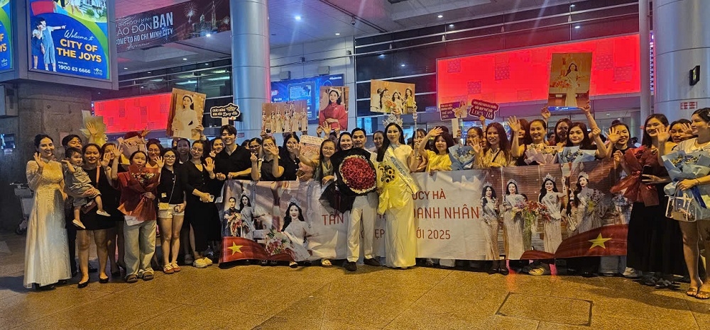 Lucy Hà, Chủ tịch kiêm CEO Tập đoàn Thẩm mỹ Quốc tế Kathleen Luxury trong vòng tay chào đón của người hâm mộ sau đăng quang Hoa hậu Doanh nhân Sắc đẹp Thế giới 2025