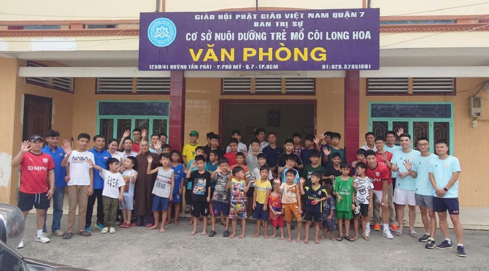 Toàn bộ số tiền vận động tại giải “Trái bóng yêu thương” được trao cho Trung tâm nuôi dạy trẻ mồ côi chùa Long Hoa