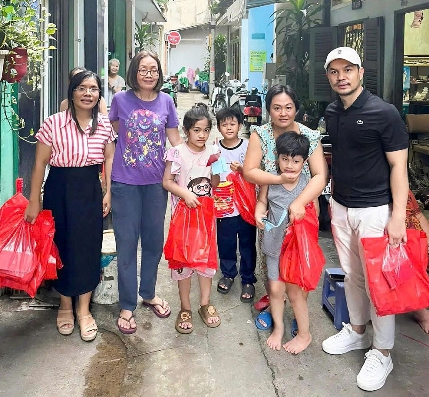 Ông Anrê Trương Quốc Uy trực tiếp trao tận tay những phần quà cho các em nhỏ khuyết tật nhân dịp Tết Trung thu