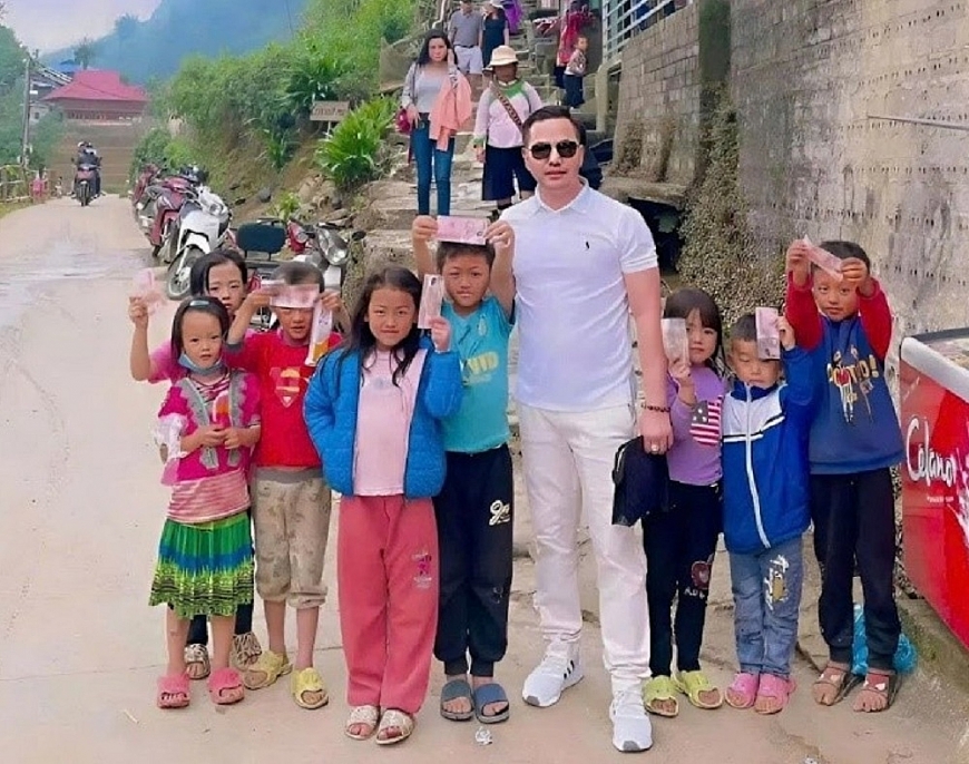 Chủ tịch Anrê Trương Quốc Uy trong chuyến thiện nguyện giúp đỡ trẻ em nghèo vùng cao